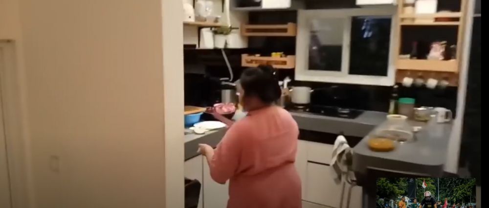 Penuh barang tapi tetap rapi tak sumpek, 9 potret dapur Virgoun ini jauh dari kata mewah