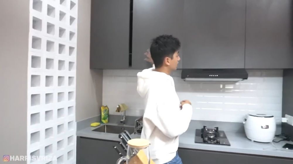 Dapurnya ada ruang khusus buat kamar asisten, 10 potret ruang masak Harris Vriza ini didesain ala cafe