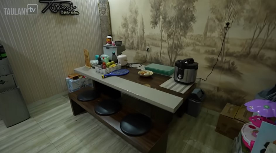 Tinggal satu rumah dengan dua konsep dekorasi berbeda, intip 10 potret dapur Rizki dan Ridho D'Academy