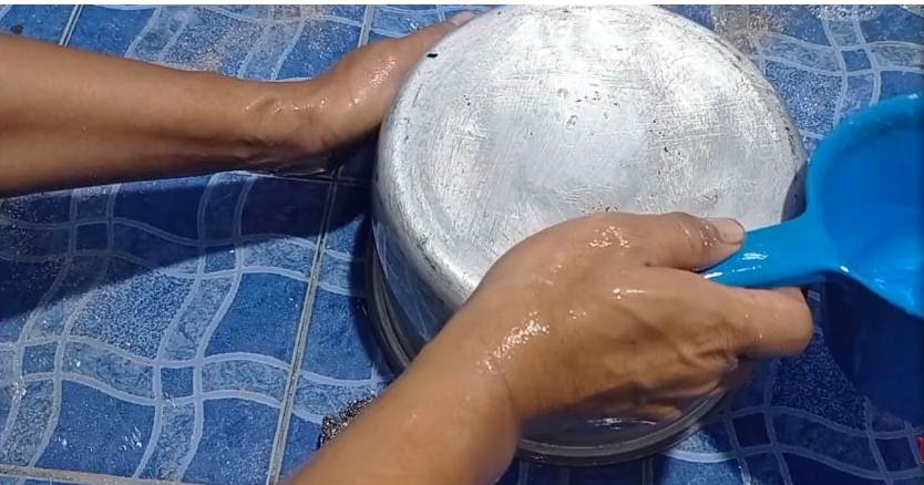 Tak direndam air panas, ini trik mudah membersihkan kerak gosong di pantat panci pakai 1 sampah dapur