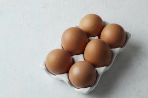 Telur baru dibeli masih penuh kotoran? Gunakan 5 trik ini agar higienis tanpa cepat busuk