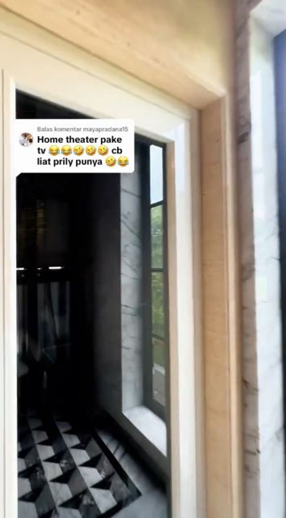 Punya hunian mewah tapi TV-nya mungil, 9 potret home theater Reza Gladys ini jadi omongan