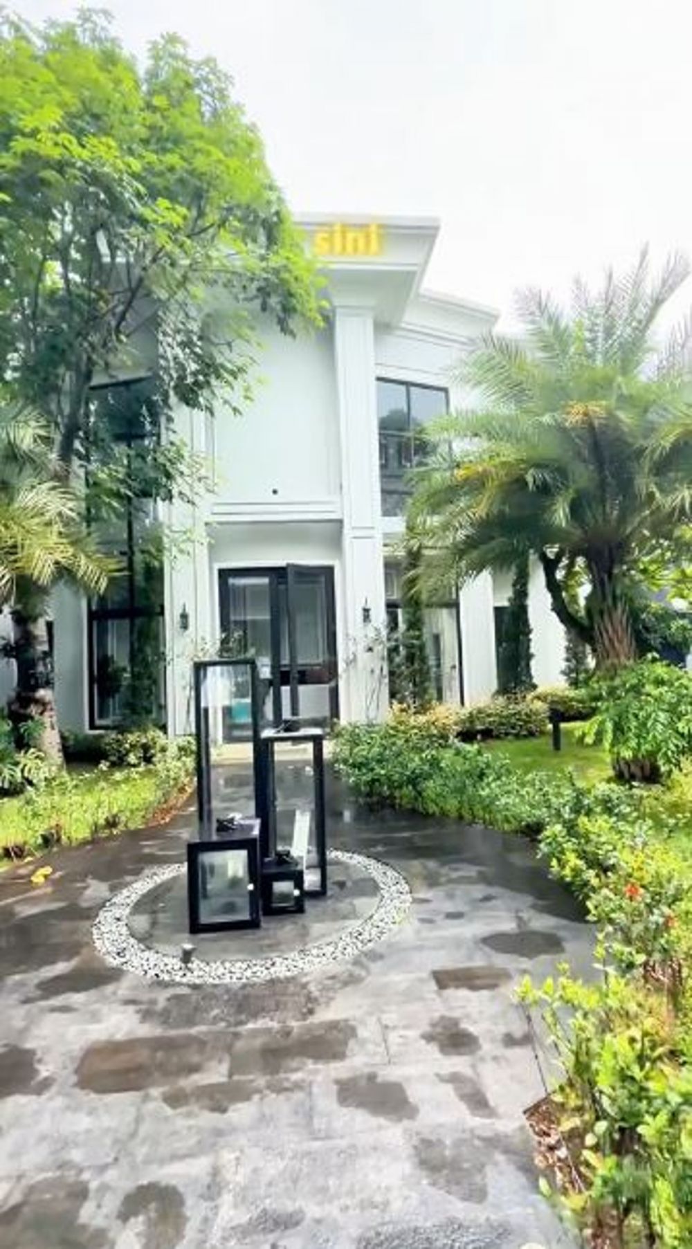 Punya hunian mewah tapi TV-nya mungil, 9 potret home theater Reza Gladys ini jadi omongan