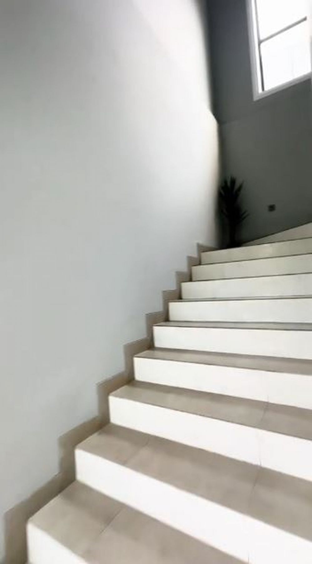 Punya hunian mewah tapi TV-nya mungil, 9 potret home theater Reza Gladys ini jadi omongan