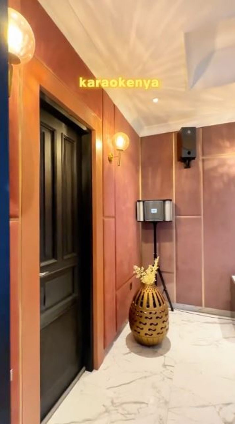 Punya hunian mewah tapi TV-nya mungil, 9 potret home theater Reza Gladys ini jadi omongan