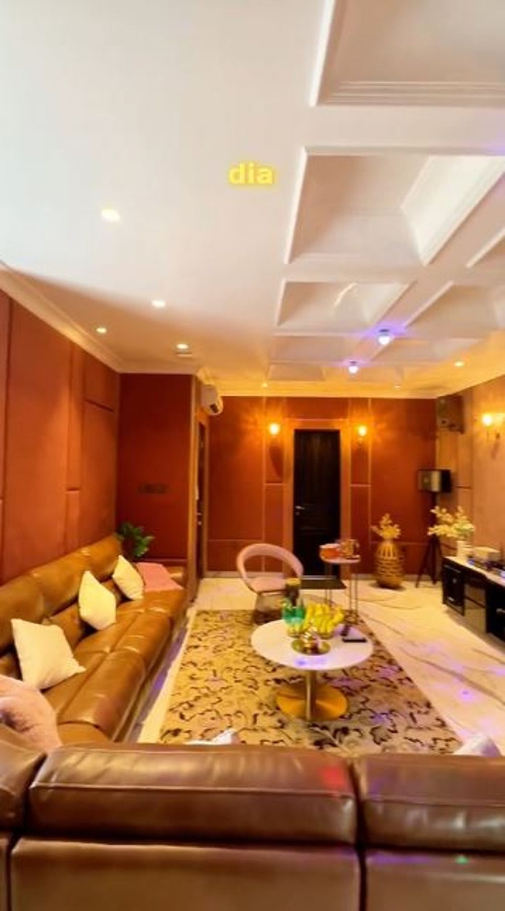 Punya hunian mewah tapi TV-nya mungil, 9 potret home theater Reza Gladys ini jadi omongan