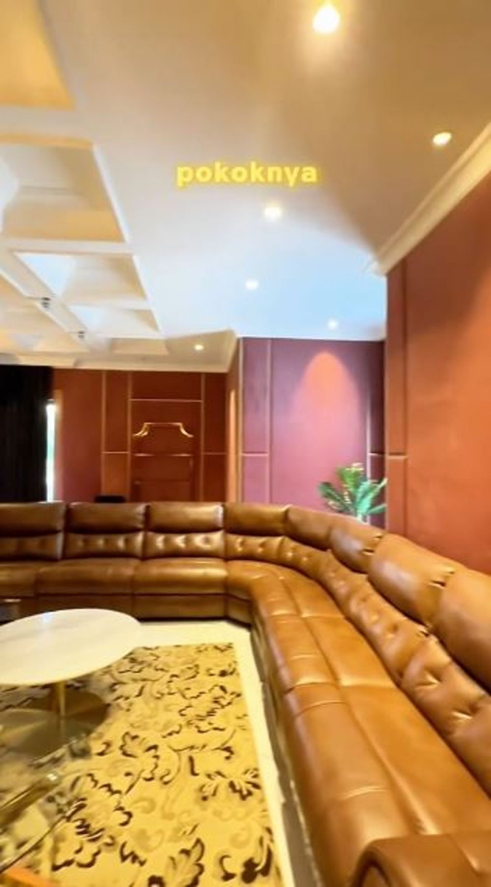 Punya hunian mewah tapi TV-nya mungil, 9 potret home theater Reza Gladys ini jadi omongan