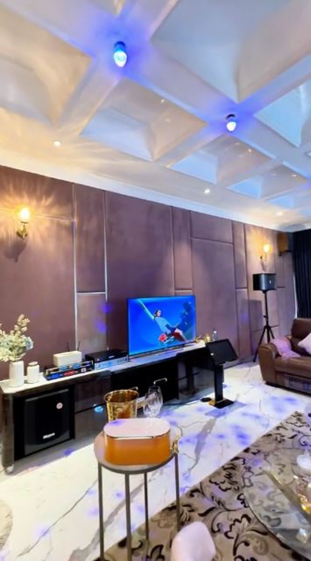 Punya hunian mewah tapi TV-nya mungil, 9 potret home theater Reza Gladys ini jadi omongan