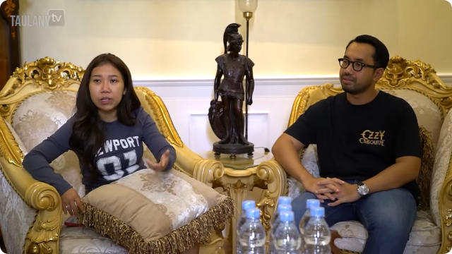 Dulu guru honorer, kini punya rumah mewah, intip 9 potret ruang tamu Kiky Saputri yang penuh lukisan