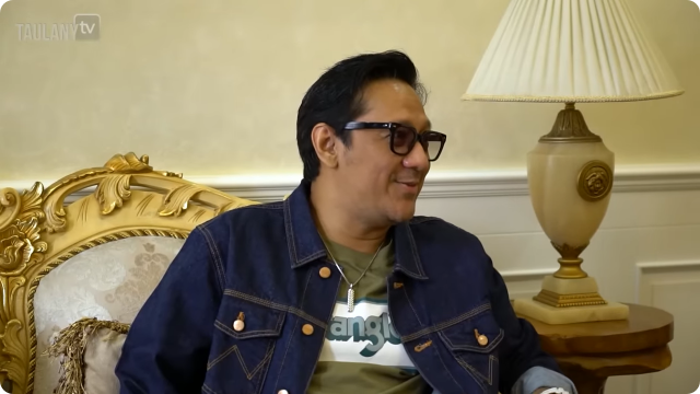 Dulu guru honorer, kini punya rumah mewah, intip 9 potret ruang tamu Kiky Saputri yang penuh lukisan