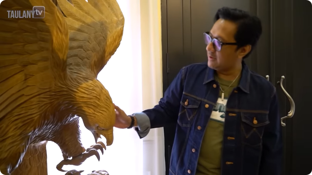 Dulu guru honorer, kini punya rumah mewah, intip 9 potret ruang tamu Kiky Saputri yang penuh lukisan