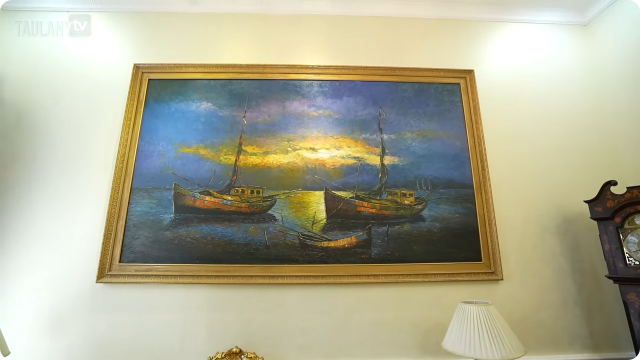 Dulu guru honorer, kini punya rumah mewah, intip 9 potret ruang tamu Kiky Saputri yang penuh lukisan