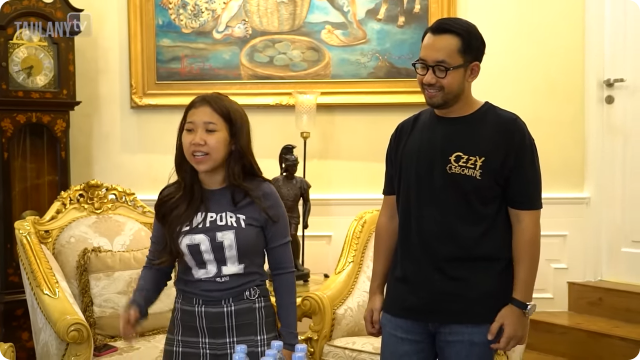 Dulu guru honorer, kini punya rumah mewah, intip 9 potret ruang tamu Kiky Saputri yang penuh lukisan