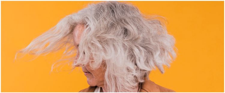 Bukan disemir, trik menghitamkan uban ini bikin rambut semakin sehat dan berkilau pakai 1 jenis daun