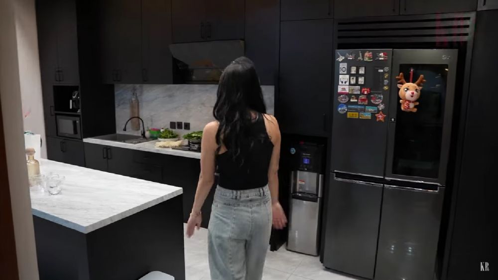 9 Potret dapur Wendy Walters interiornya elegan, punya ruang rahasia yang bikin penasaran