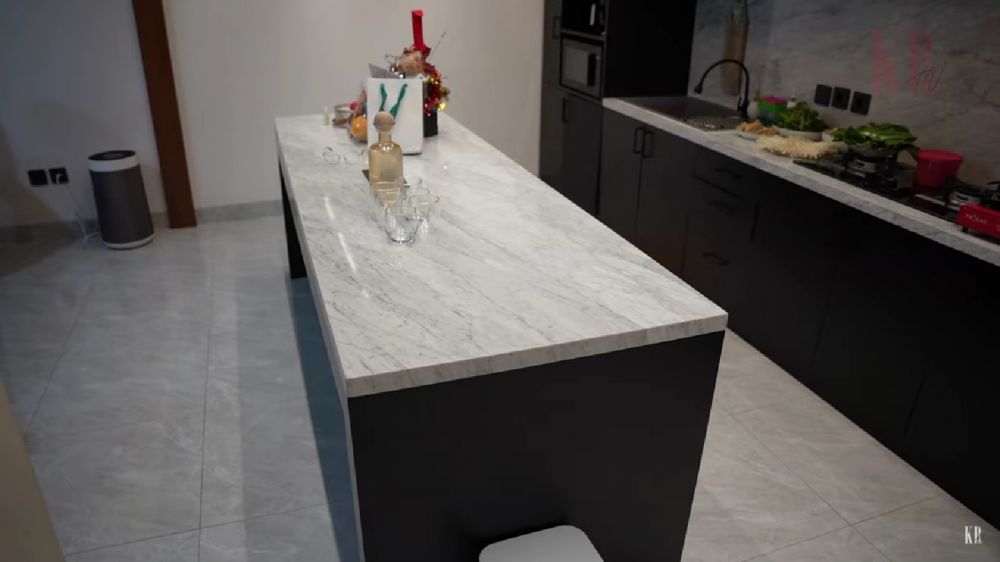 9 Potret dapur Wendy Walters interiornya elegan, punya ruang rahasia yang bikin penasaran