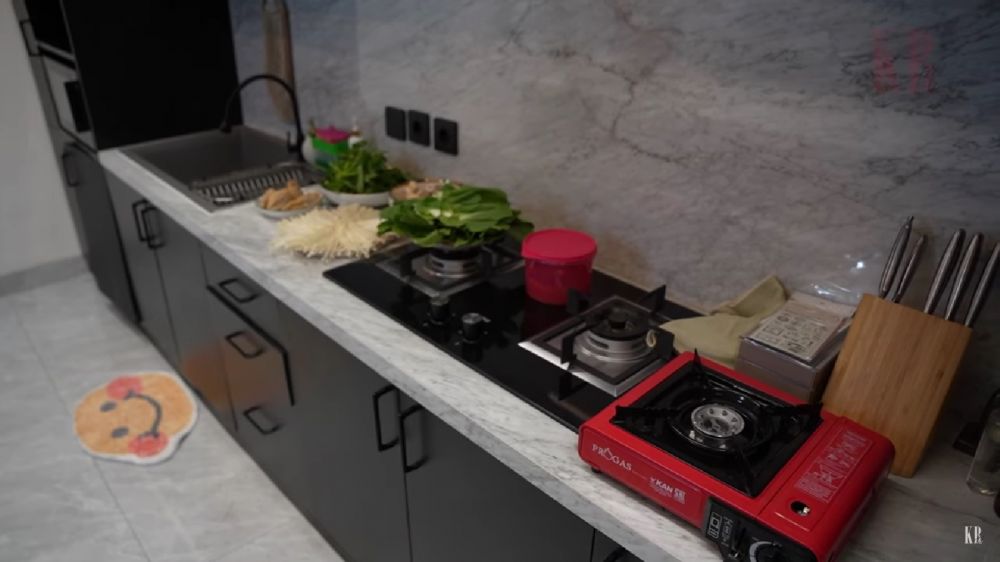 9 Potret dapur Wendy Walters interiornya elegan, punya ruang rahasia yang bikin penasaran