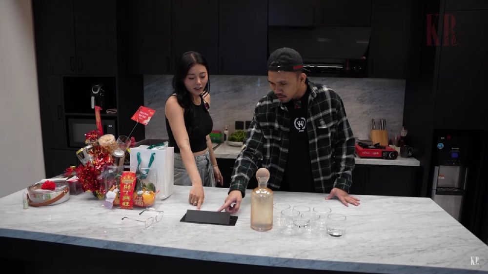 9 Potret dapur Wendy Walters interiornya elegan, punya ruang rahasia yang bikin penasaran