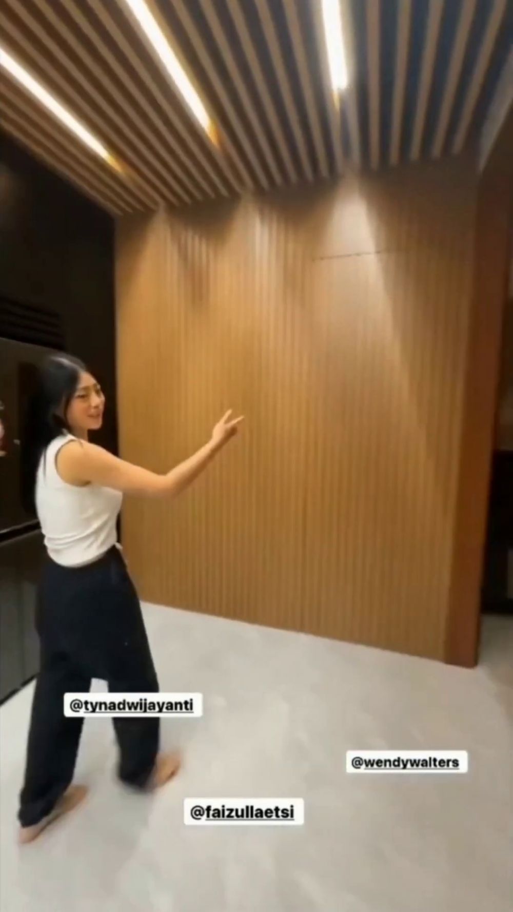 9 Potret dapur Wendy Walters interiornya elegan, punya ruang rahasia yang bikin penasaran