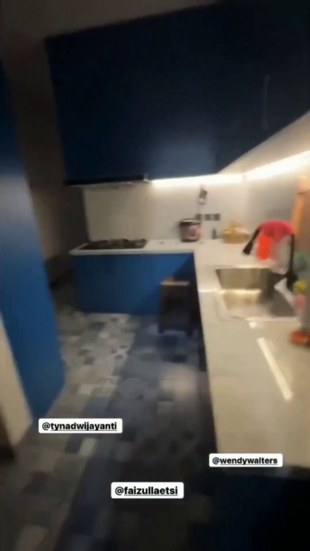 9 Potret dapur Wendy Walters interiornya elegan, punya ruang rahasia yang bikin penasaran