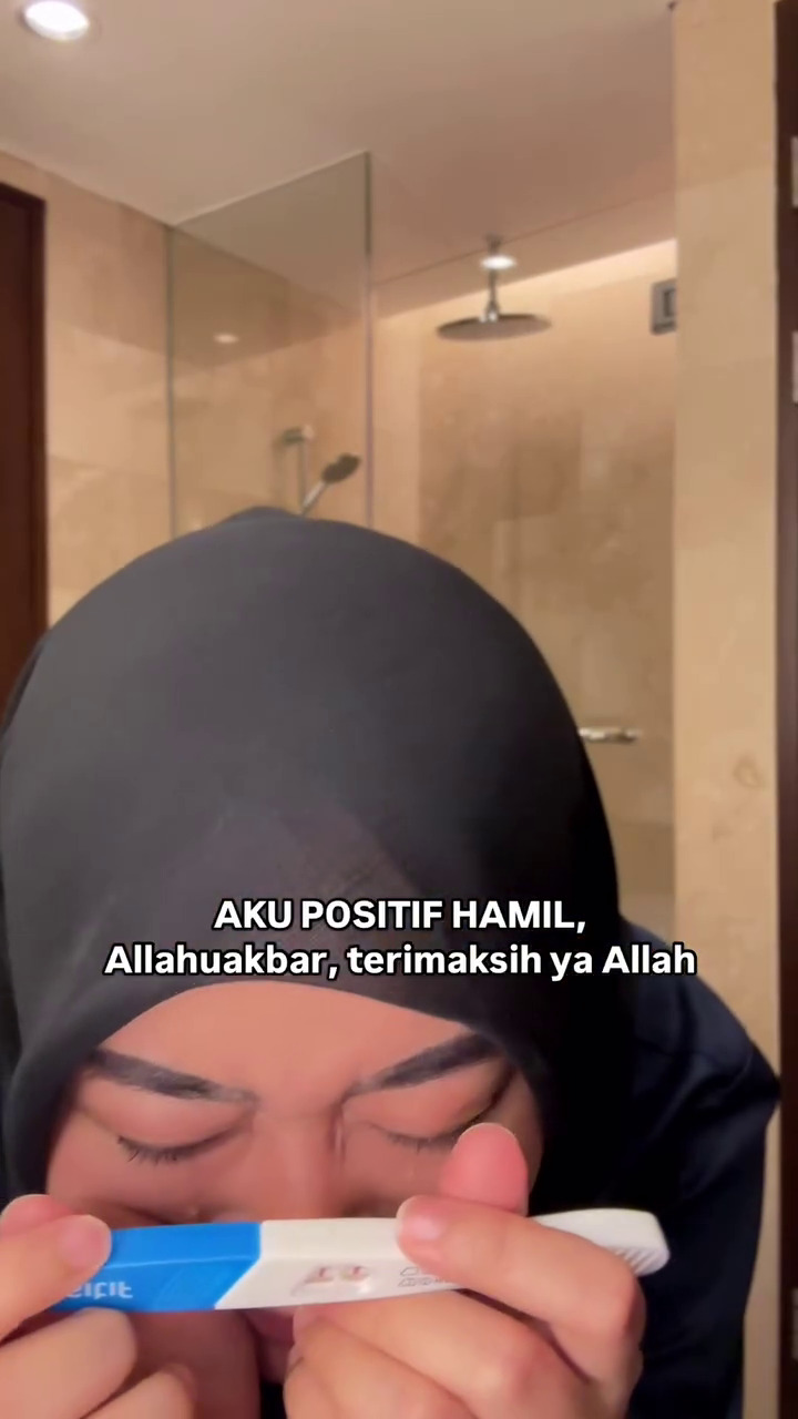 Penantian selama tiga tahun, ini 9 momen haru Danang DA saat mengetahui sang istri hamil anak pertama