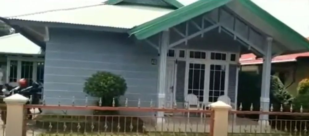 Hunian jebolan Indonesian Idol ini ternyata berdinding kayu, intip 11 potret rumahnya di Singkawang