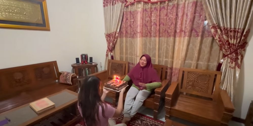 Hunian jebolan Indonesian Idol ini ternyata berdinding kayu, intip 11 potret rumahnya di Singkawang