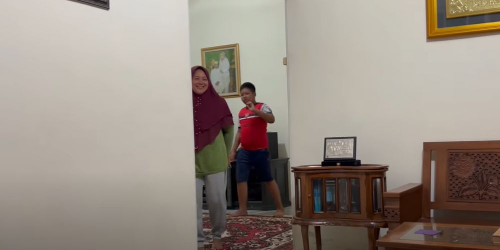 Hunian jebolan Indonesian Idol ini ternyata berdinding kayu, intip 11 potret rumahnya di Singkawang