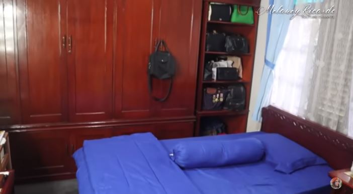 Komedian top tapi suka koleksi makeup seharga Rp 20 ribu, begini 11 potret kamar tidur Mpok Atiek