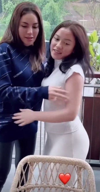 Perseteruan ibu dan anak berakhir, 7 momen Lolly berpelukan dengan Nikita Mirzani ini bikin terenyuh