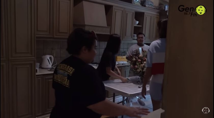 Tinggal di rumah Rp200 M usai dinikahi konglomerat, 9 potret dapur Nia Ramadhani interiornya full kayu