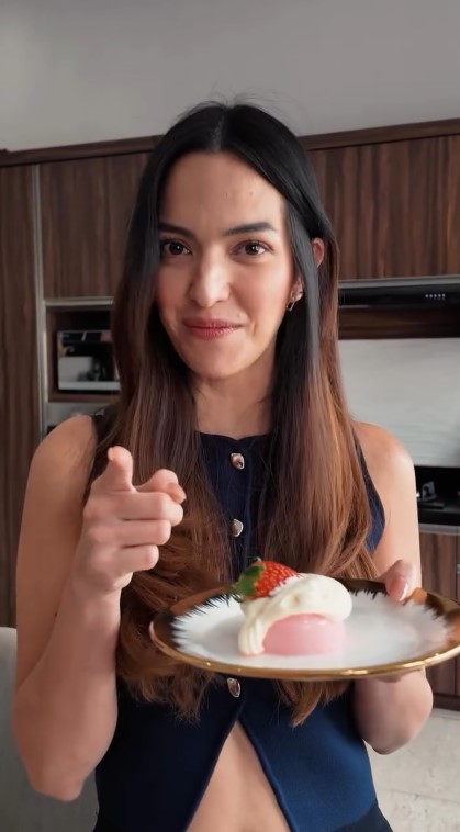 Tinggal di rumah Rp200 M usai dinikahi konglomerat, 9 potret dapur Nia Ramadhani interiornya full kayu