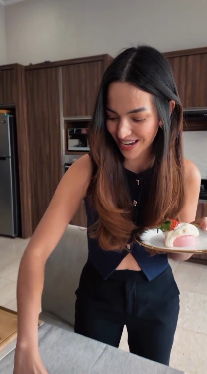 Tinggal di rumah Rp200 M usai dinikahi konglomerat, 9 potret dapur Nia Ramadhani interiornya full kayu