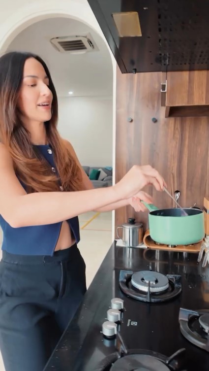 Tinggal di rumah Rp200 M usai dinikahi konglomerat, 9 potret dapur Nia Ramadhani interiornya full kayu