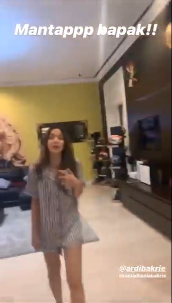 Nggak kalah mewah dari tempat masak rumahnya, ini 9 potret dapur kantor Nia Ramadhani dan Ardi Bakrie