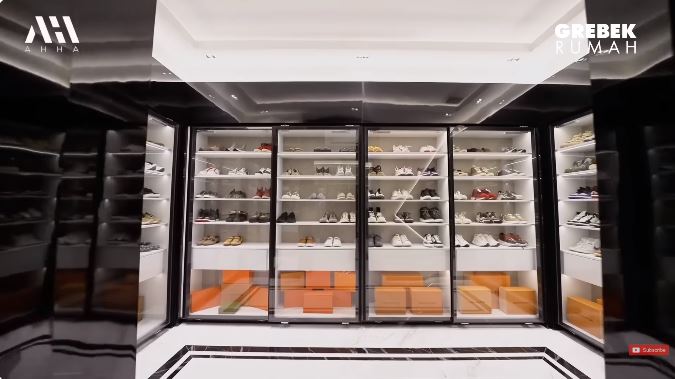 Masih single bangun rumah megah Rp 50 M, 9 potret walk in closet Verrell Bramasta ini bak toko sepatu