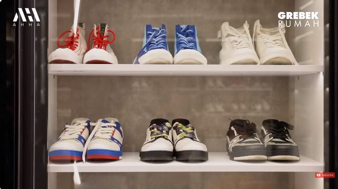 Masih single bangun rumah megah Rp 50 M, 9 potret walk in closet Verrell Bramasta ini bak toko sepatu