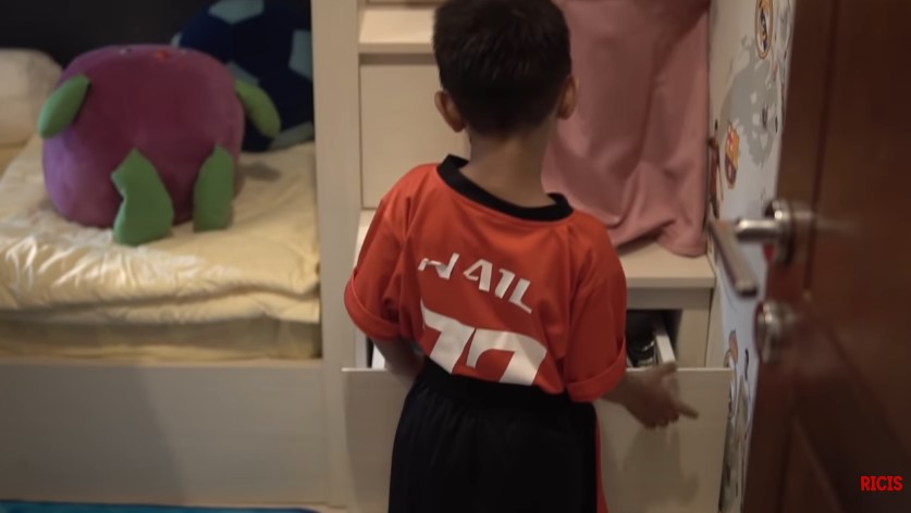 Kasur tingkatnya seharga Rp 25 juta, begini 9 potret kamar anak Narji yang compact