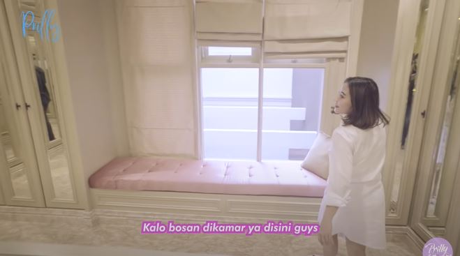Prilly Latuconsina punya rumah Rp20 M di usia 23, 11 potret walk in closet-nya berasa belanja di mal