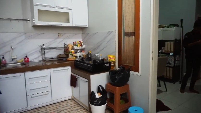 Punya dapur sumpek disulap jadi spot ngonten, intip 11 potret makeover ruang masak Mumuk Gomez