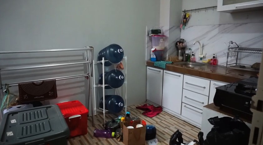 Punya dapur sumpek disulap jadi spot ngonten, intip 11 potret makeover ruang masak Mumuk Gomez