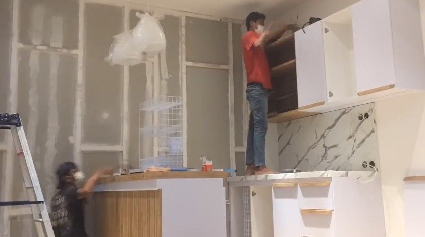 Punya dapur sumpek disulap jadi spot ngonten, intip 11 potret makeover ruang masak Mumuk Gomez