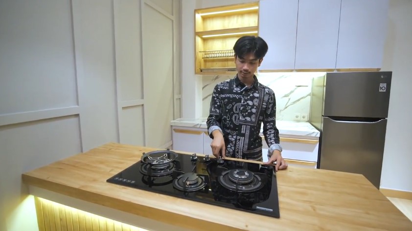 Punya dapur sumpek disulap jadi spot ngonten, intip 11 potret makeover ruang masak Mumuk Gomez