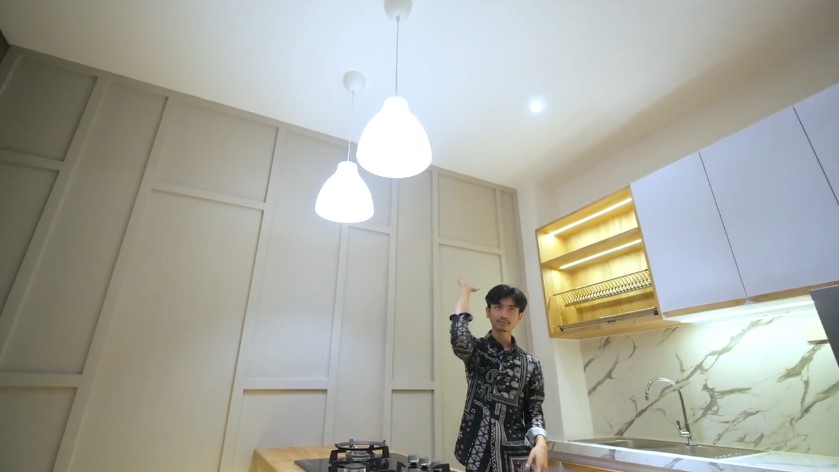 Punya dapur sumpek disulap jadi spot ngonten, intip 11 potret makeover ruang masak Mumuk Gomez