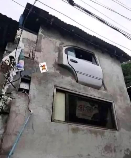 Nyelenehnya bikin ngeri, 11 potret kocak desain pintu rumah di lantai dua ini membingungkan