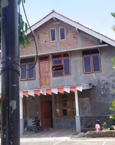 Nyelenehnya bikin ngeri, 11 potret kocak desain pintu rumah di lantai dua ini membingungkan