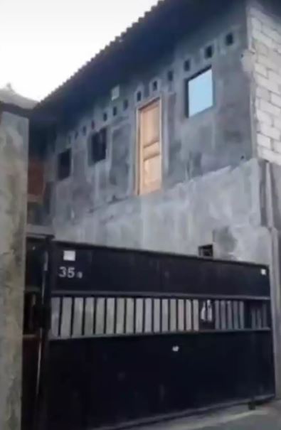 Nyelenehnya bikin ngeri, 11 potret kocak desain pintu rumah di lantai dua ini membingungkan