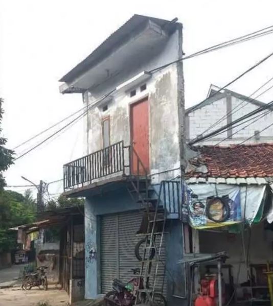 Nyelenehnya bikin ngeri, 11 potret kocak desain pintu rumah di lantai dua ini membingungkan