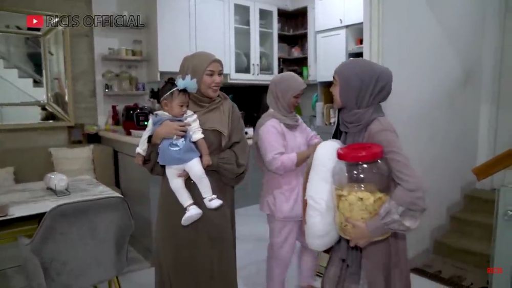 Terlihat mewah ada meja dari granit, intip 9 potret dapur Dara Arafah desainnya serba abu-abu