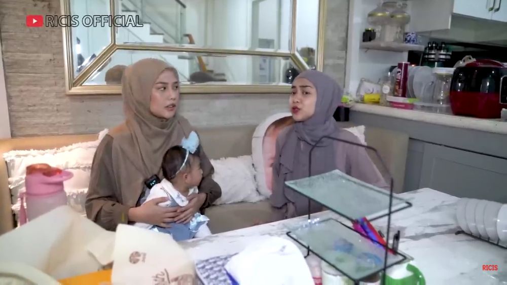 Terlihat mewah ada meja dari granit, intip 9 potret dapur Dara Arafah desainnya serba abu-abu